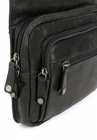 Borsa in pelle nera con molteplici scomparti con cerniera, superficie liscia e dettagli in metallo argentato. Design compatto e rettangolare.