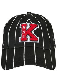 Mustahuppoinen baseball-lippis, jossa on valkoisia pystysuoria raitoja, ja etuosassa punaisella ja valkealla kirjailtu kirjain "K" ja teksti "ANI".