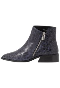 Stivaletti alla caviglia in pelle di serpente nera e blu con punta affusolata, cerniera laterale e tacco basso impilato. Presentano una texture liscia e lucida.