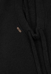 Czarny, prążkowany sweter o teksturowanym wykończeniu. Posiada ozdobny, brązowy akcent oraz wiązanie przy dekolcie.