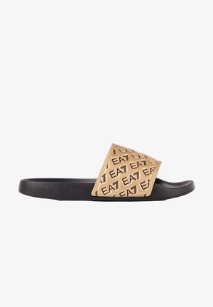 Zwarte slidesandaal met een bruine band bedrukt met het "EA7" logo, met een gestructureerd voetbed en een gevormde zool.