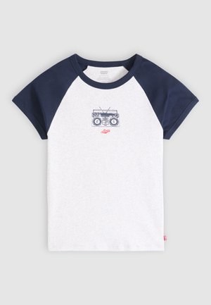 Παιδικό μπλουζάκι με κοντά μανίκια, μπλε ραγκλάν μανίκια και λευκό σώμα, με ένα μικρό μπλε boombox γραφικό και κόκκινο λογότυπο Levi's στο στήθος.