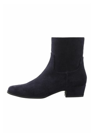 Knöchelhoher schwarzer Velourslederstiefel mit niedrigem Blockabsatz und spitzer Schuhspitze, seitlich auf weißem Hintergrund gezeigt.
