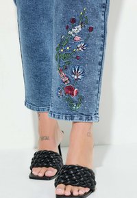MIAMODA WITH FLORAL EMBROIDERY AND 5 POCKETS - Vaqueros mom - light blue