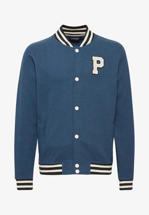 Blå varsityjakke lavet af bomuldsblanding, med et hvidt "P"-patch, stribede ribbenkrave og manchetter samt trykknaplukning.