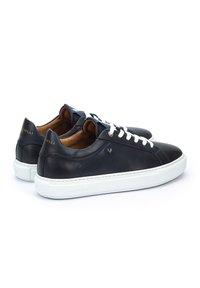Marine leren sneakers met witte rubberen zool, met witte veters en goudkleurige reliëfbranding op de hiel en zijkant. Glad textuur, klassiek ontwerp.