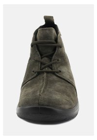Zelené semišové kotníkové boty s kulatou špičkou, šněrovacím designem a texturovanou černou gumovou podrážkou. Obsahují poutko na patě pro snadné obouvání.