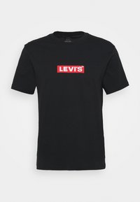 Czarny t-shirt z krótkim rękawem, okrągłym dekoltem, z centralnym czerwonym prostokątnym logo z napisem "LEVI'S" w białych, dużych literach.