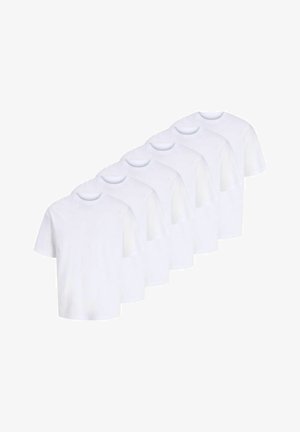 Six T-shirts blancs unis à manches courtes et col rond, disposés en rangée décalée sur un fond blanc.