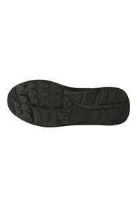 Semelle de chaussure en caoutchouc noir présentant un motif texturé avec des grooves hexagonaux et courbés pour l'adhérence et la traction. Bords plats et arrondis.