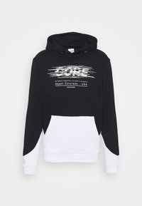 Černá a bílá mikina s kapucí, klokání kapsou, grafický textový design na přední straně, šňůrky na kapuci a kontrastní manžety.