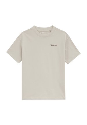 T-shirt beige manches courtes col rond avec un petit texte noir sur la poitrine gauche indiquant "FORÊT DE FONTAINEBLEAU" et les coordonnées en dessous.