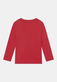 Rotes Langarm-T-Shirt mit Rundhalsausschnitt. Glatte Textur, keine sichtbaren Muster oder Grafiken und sauber verarbeiteter Saum und Ärmelabschlüsse.