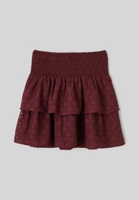 Jupe mini à volants bordeaux avec une ceinture smockée. Le tissu texturé présente un motif floral subtil et un ourlet à volants.