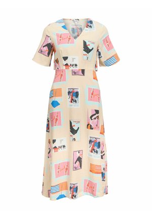 Beżowa sukienka midi z krótkimi rękawami, dekoltem w serek oraz kolorowymi abstrakcyjnymi kolażami nóg, twarzy i geometrycznych kształtów.