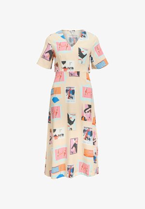 Beżowa sukienka midi z krótkimi rękawami, dekoltem w serek oraz kolorowymi abstrakcyjnymi kolażami nóg, twarzy i geometrycznych kształtów.