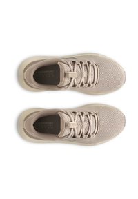 Beige Sport Schuhe mit einem Obermaterial aus Netzgewebe, flachen Schnürsenkeln und einer gepolsterten Sohle. Verfügt über eine strukturierte Oberfläche und Branding auf der Zunge.