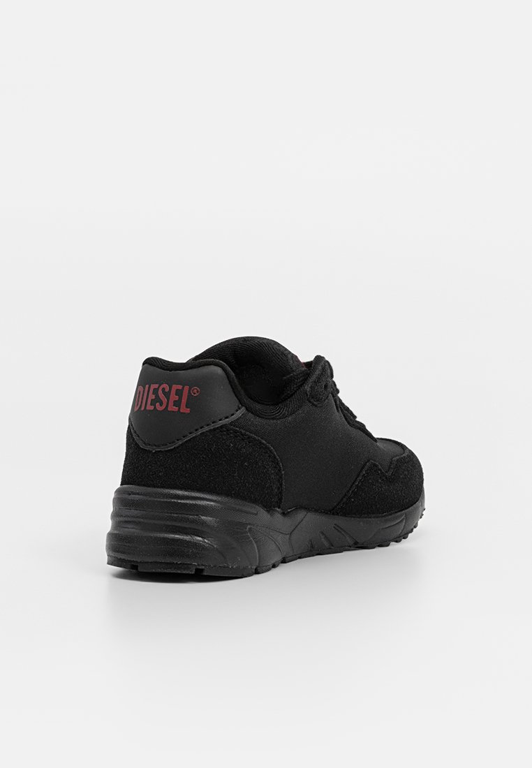 Schwarze Sneaker aus strukturiertem Material mit einer abgerundeten Form. Rotes "DIESEL"-Logo an der Ferse und eine dicke, schwarze Gummisohle.