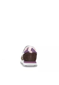 Sneaker marrone, viola e grigio con una suola bianca. Presenta una parte superiore in suede, fodera in tessuto e un distintivo anello sul tallone per una facile indossabilità.