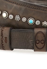 Cintura in pelle marrone con borchie decorative multicolori, inclusi accenti turchese e argento, con dettaglio del logo in rilievo sulla fibbia.