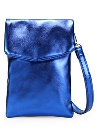 Bolso cruzado metálico azul con tapa plegable, textura suave y correa ajustable. Forma rectangular compacta con hardware mínimo.