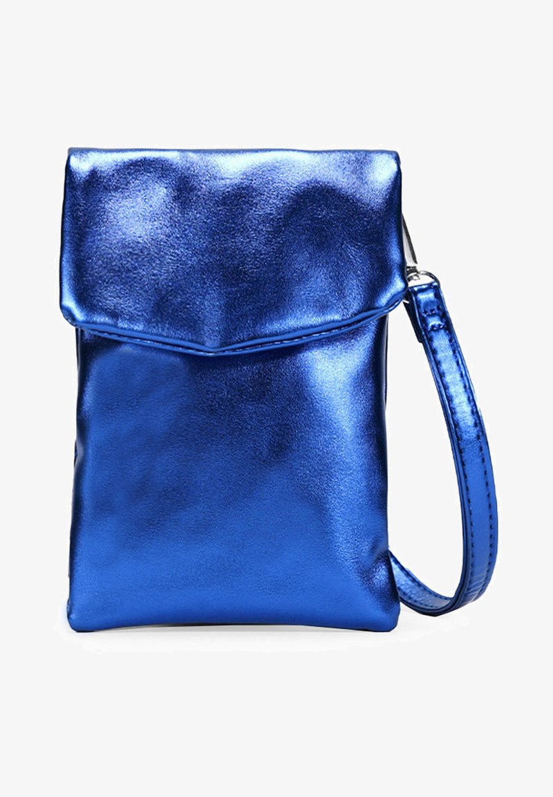 Bolso cruzado metálico azul con tapa plegable, textura suave y correa ajustable. Forma rectangular compacta con hardware mínimo.