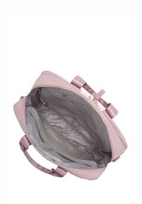 Bolsa de tela rosa con un acabado suave, que presenta un lazo de satén como acento, cierre de cremallera y un interior espacioso en gris con detalles del logo.