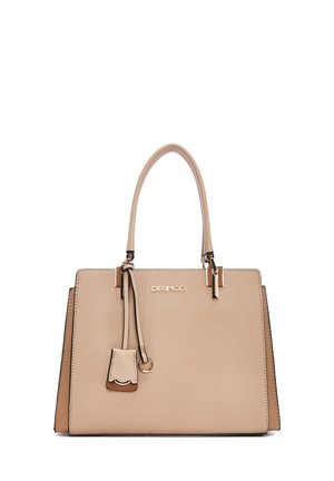 Bolso estructurado beige con dos asas, etiqueta colgante decorativa y logo "DERIMOD" en el centro frontal.