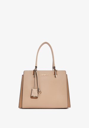 Bolso estructurado beige con dos asas, etiqueta colgante decorativa y logo "DERIMOD" en el centro frontal.