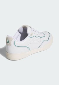 Vitt sneakers med ljus teal-accenter, perforerad design och texturerad häl. Tillverkad av syntetmaterial med gummisula.