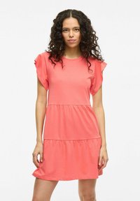 Koronkowa sukienka w kolorze koralowym z krótkimi falbaniastymi rękawami, okrągłym dekoltem i warstwowym krojem, wykonana z miękkiego materiału. Gładka faktura, swobodny krój.