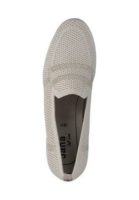 Beige slip-on sko med vævet strikstruktur, elastiske detaljer og en polstret sål mærket "Jana Soft Line." Sålen er ikke synlig.