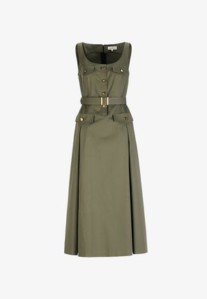Ujjatlan olívazöld midi ruha négyzet alakú nyakkivágással, elöl gombos záródással, mellkason és csípőn elhelyezett zsebekkel, valamint arany csattal ellátott, hozzáillő övvel.