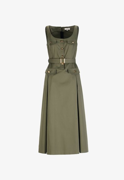 Bezroku olīvu zaļas krāsas midi kleita ar kvadrātveida izgriezumu, priekšējo pogu aizdari, lappušu kabatām uz krūtīm un gurniem, un saskaņotu jostu ar zelta sprādzi.