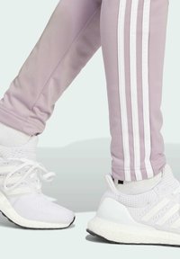 adidas Sportswear ESSENTIALS 3-STRIPES - Treniņtērps - preloved fig   white