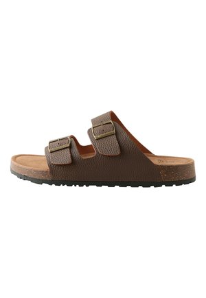 Sandalo marrone con punta aperta, due cinturini regolabili con fibbia e sottopiede strutturato su suola in gomma nera.