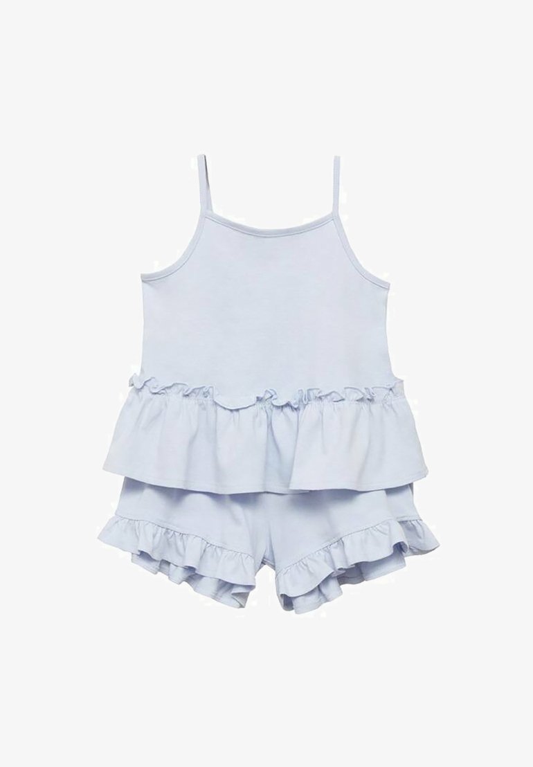 Costum de două piese pentru copii, de culoare albastru deschis, compus dintr-o bluză fără mâneci cu volănașe și pantaloni scurți asortați cu margini volănașe. Material moale și fin.