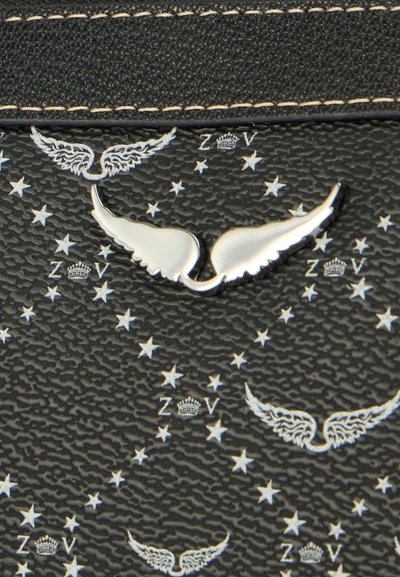 Melns fakturēts materiāls ar sudraba toņa spārnu logotipu un baltām zvaigžņu rakstām, kontrastējošas šūšanas detaļas.