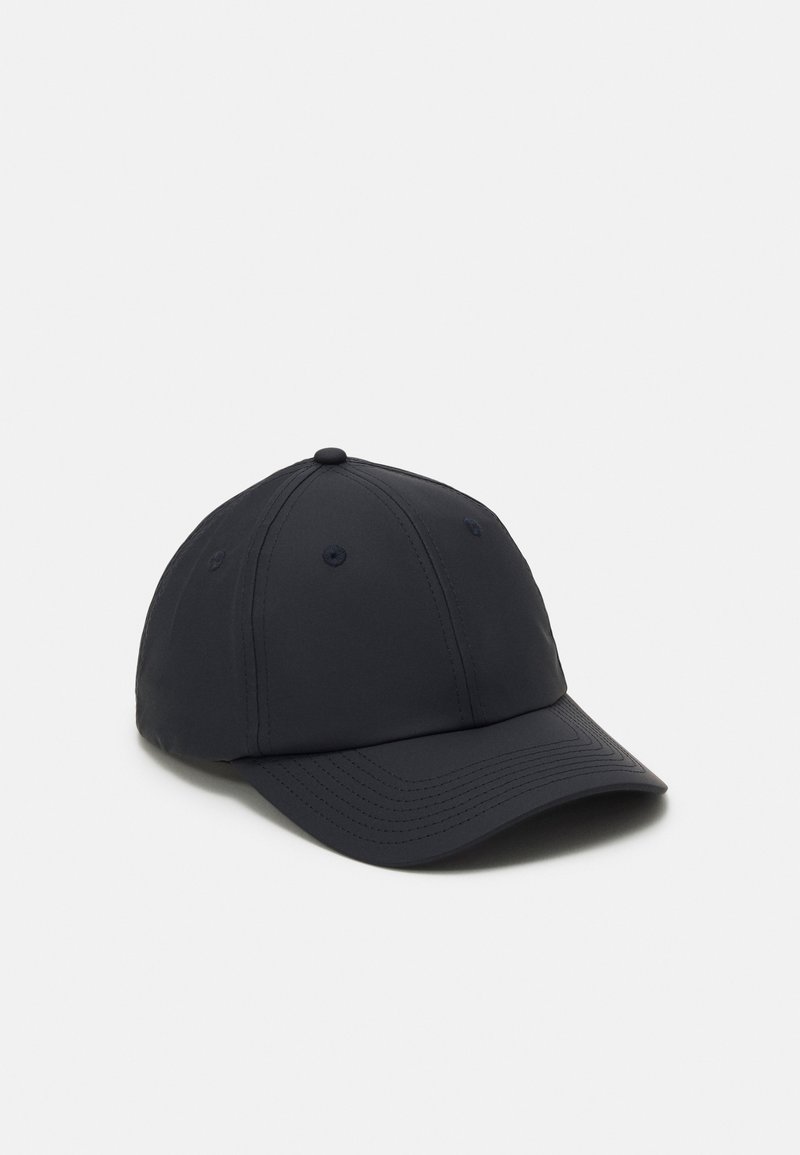 Casquette de baseball noire simple avec visière courbée et panneaux cousus sur fond gris clair.