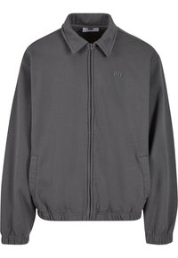 Pelēks zip-up jaku ar apkakli, elastīgu apakšmalu un piedurknēm, ar iešūtu zīmolu kreisajā pusē un sānu kabatām.