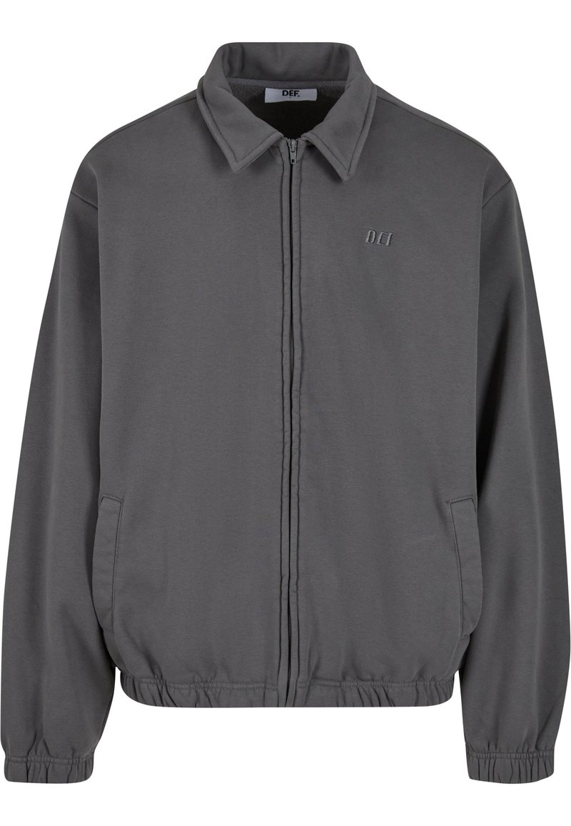 Pelēks zip-up jaku ar apkakli, elastīgu apakšmalu un piedurknēm, ar iešūtu zīmolu kreisajā pusē un sānu kabatām.