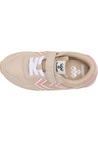 Beige idrottssko med en sträv ovandel, rosa detaljer, vita snörningar och ett kardborreband. Har en logotyp på tungan och en gummisula.