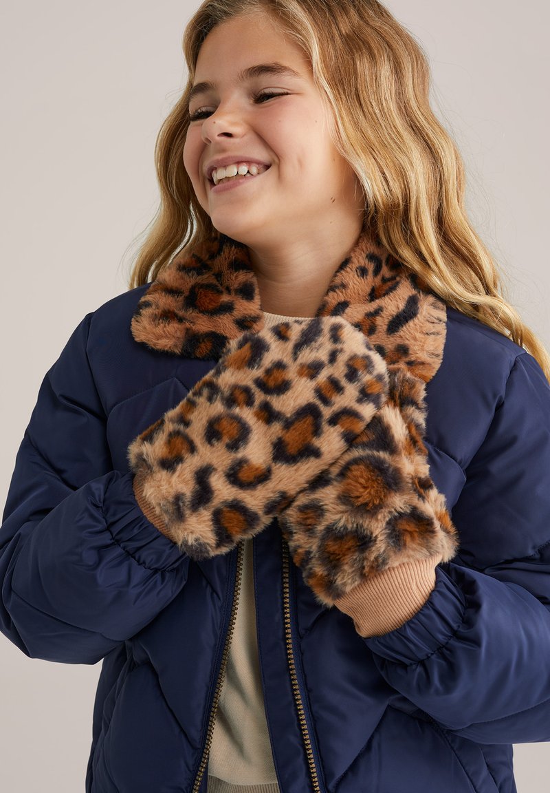 Tumesinine paks talvejope, millel on leopardimustriline kunstkarusnahkne krae ja kinnased. Kinnastel on pehme tekstuur ning julged pruunid ja mustad laigud.