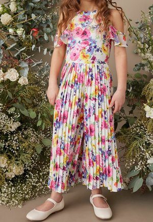 Robe à imprimé floral en tissu léger, dotée d'une jupe plissée, de manches épaules dénudées, avec des couleurs comprenant le rose, le violet et le jaune.