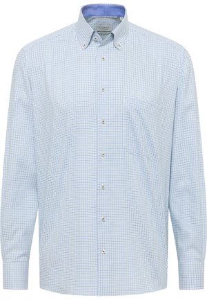 Camicia a maniche lunghe a quadri azzurri e bianchi, con bottoni frontali, colletto con bottoni e una tasca sul petto.
