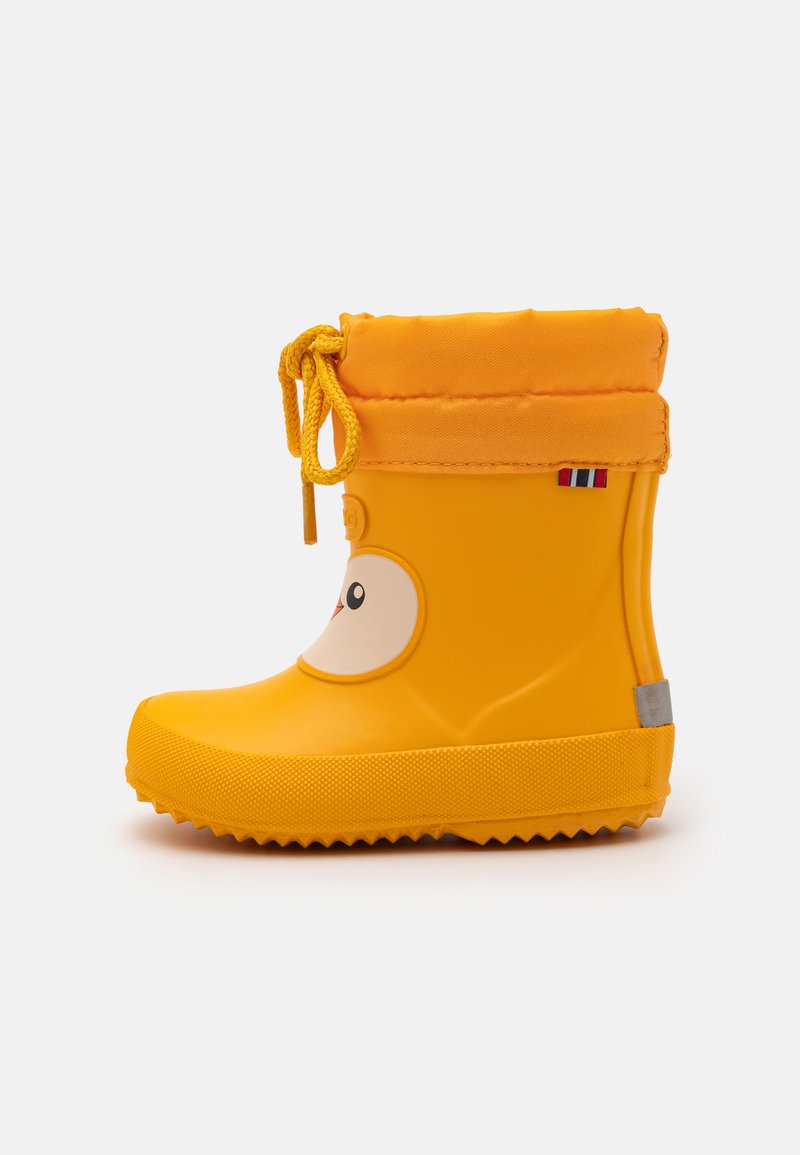 Botte de pluie en caoutchouc jaune avec un revers souple et rembourré, un design de visage circulaire, une semelle texturée et un cordon décoratif. Présente un petit accent de drapeau.