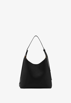 Bolso de hombro de cuero negro con una textura suave, forma curva y una sola correa ajustable. Presenta un diseño minimalista y una abertura en la parte superior.