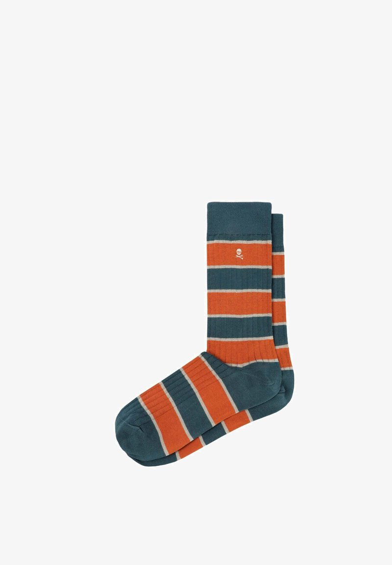 Chaussettes montantes rayées bleu et orange avec de fines lignes blanches et un petit logo blanc de tête de mort et os croisés près du haut du bord-côte.