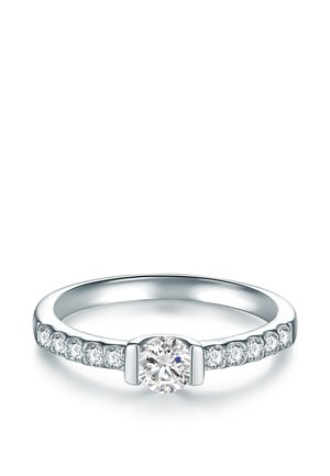 Srebrn prstan z okroglim osrednjim diamantom, držanim z dvema zaponkama, obdanim z manjšimi diamanti, vgrajenimi ob traku.