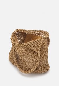 Woven tote bag w naturalnym brązowym kolorze, z otwartą górą, wyróżniająca się teksturowanym wzornictwem i miękką, jasną podszewką wewnętrzną.